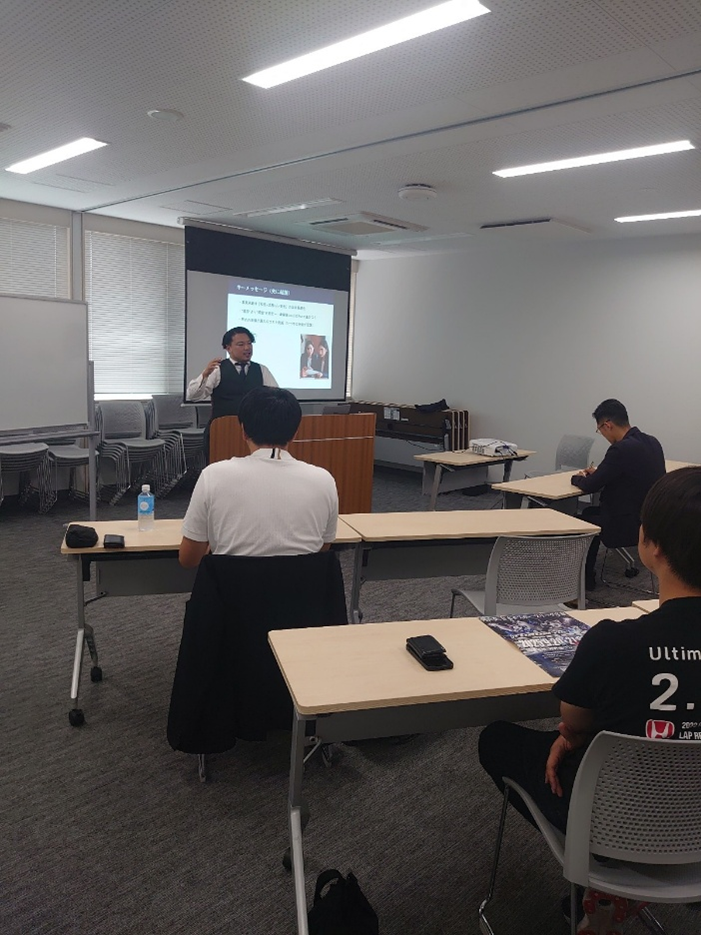 鹿鳴コンサルティング代表取締役・公認会計士の田邊上智氏の登壇の様子